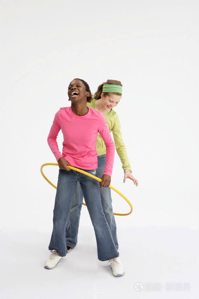 两个女孩子在玩呼啦圈