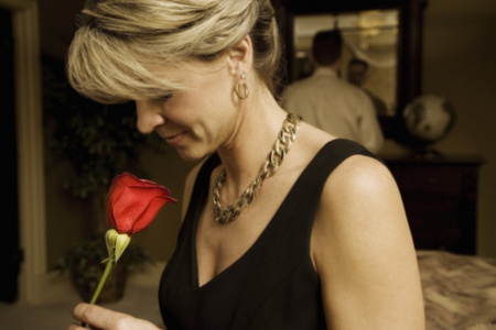 女人嗅到一朵红玫瑰