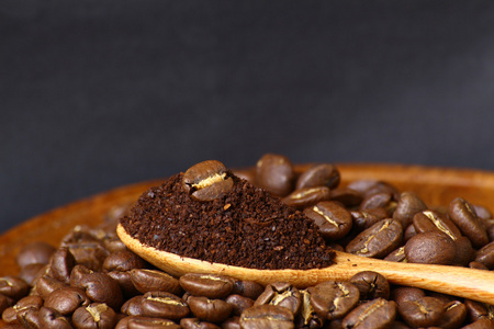 咖啡豆和咖啡粉上木勺 grunge 黑色与