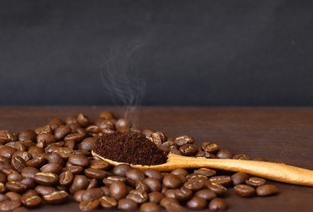 咖啡豆和咖啡粉上木勺 grunge 黑色与