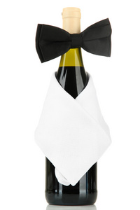 孤立在白色的葡萄酒瓶上的黑色领结