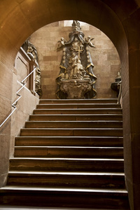 法国，斯特拉斯堡。大教堂的台阶通向一座雕像