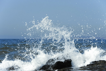 海浪拍打在岩石上