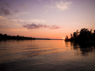 湖的树林，安大略省，加拿大，日落在湖