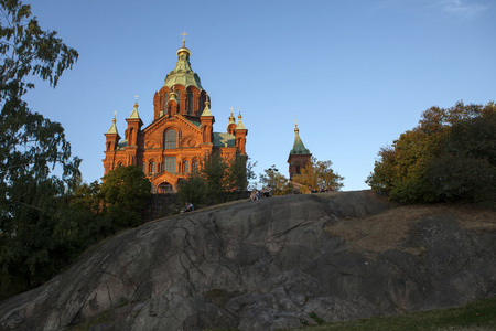在赫尔辛基芬兰在红色晚上在夏天的阳光下乌斯别斯基大教堂的外观
