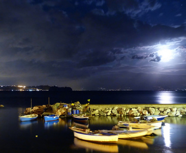 波佐利在晚上意大利坎帕尼亚海湾