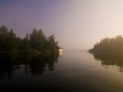 湖的树林，安大略省，加拿大，和平在湖上设置
