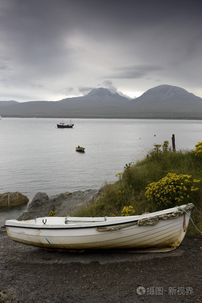 小船在水中和岸边