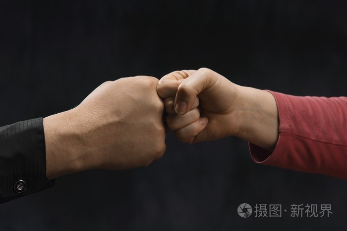 男人和女人友好敲门的拳头