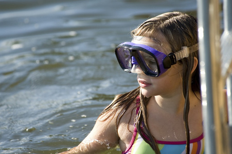 十几岁的女孩与游泳护目镜 湖的树林，安大略省加拿大