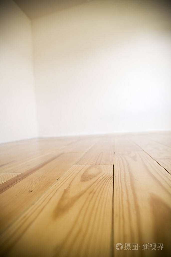 空旷的房间里的木地板和白色的墙壁