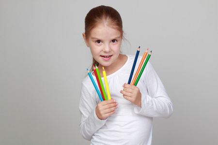 儿童有很大的彩色铅笔