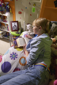 在卧室里的女孩阅读圣经