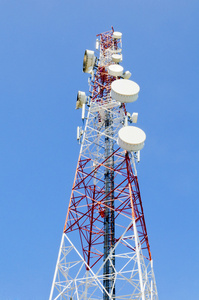 通讯塔与天线反对蓝蓝的天空图片