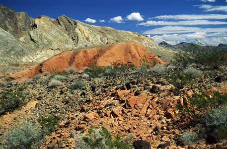 死亡之谷，加利福尼亚州，美国。红色岩层和山