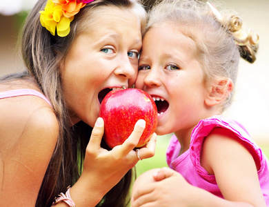 快乐可爱的孩子分享一个苹果