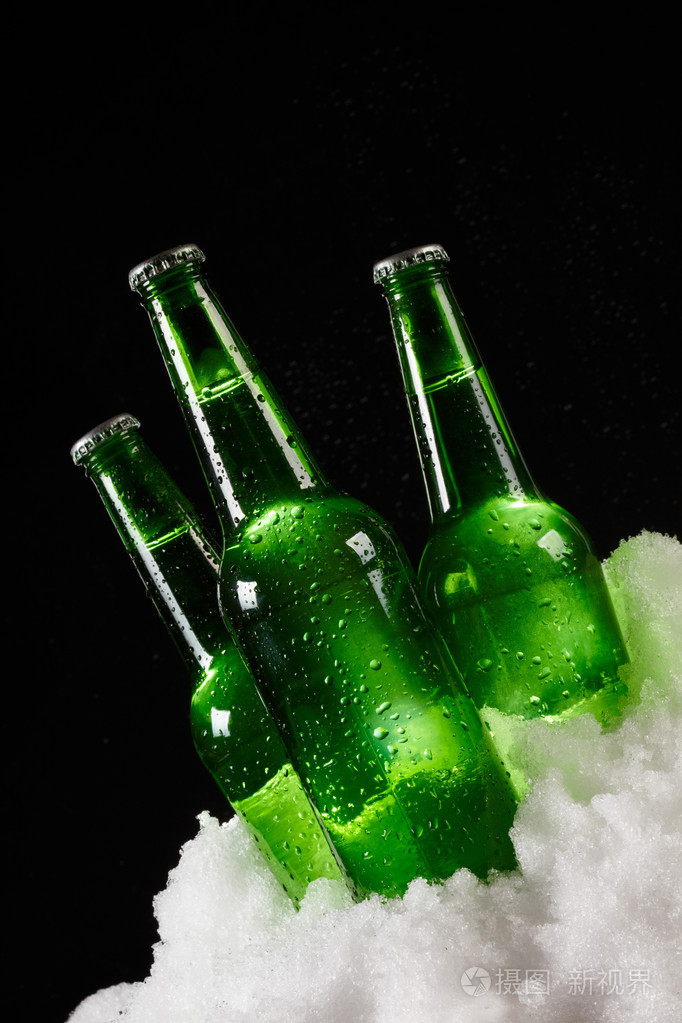 在雪中的啤酒瓶