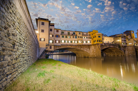 Ponte vecchio ver arno river, Florens, Italien. vackra uppt