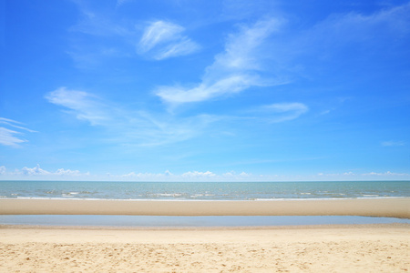 空的热带海海滩与一些云在阳光灿烂的日子