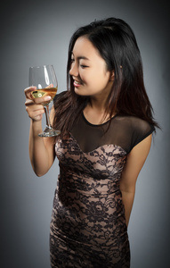 有吸引力的亚洲女孩 drinkink 酒