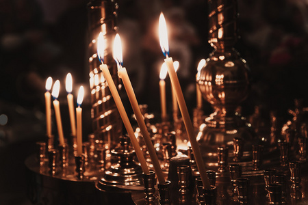 黑暗教堂在黑暗的背景上教堂蜡烛火焰照片