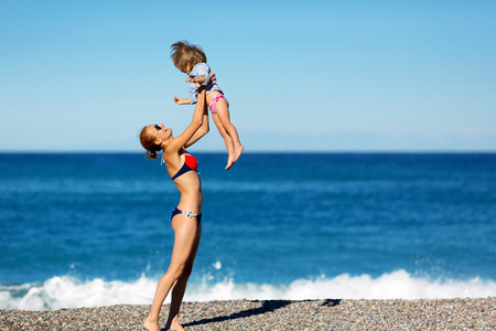 母亲和女儿在海滩上