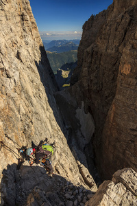 年轻女子登山者在白云岩 sudtirol 意大利