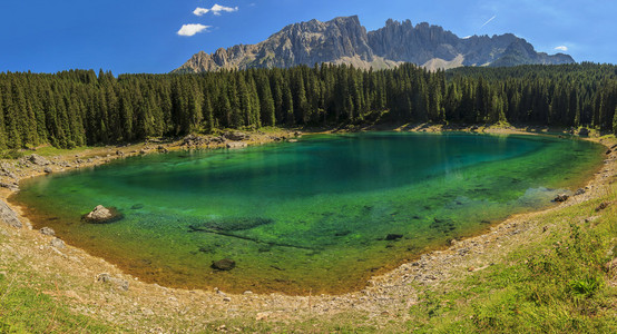 在白云岩，val di fassa，南蒂罗尔，意大利的 carezza 湖