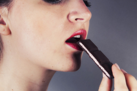 女孩吃巧克力