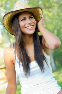 一个美丽的女人戴着帽子的室外肖像