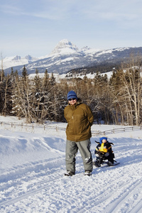 在冬天拉雪橇的儿子的父亲图片