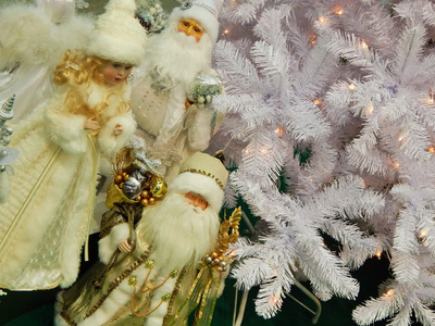 祖父霜和 snowgirl 附近的圣诞树