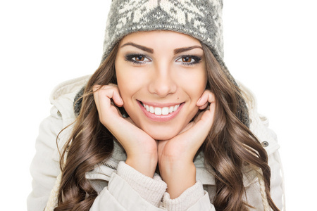 华丽的年轻女子，穿着冬天的帽子和外套微笑