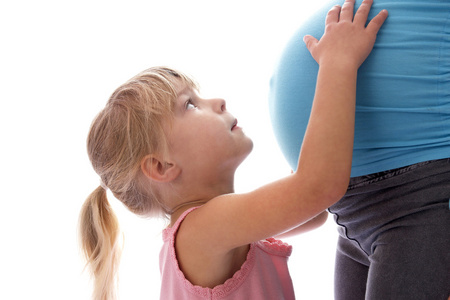 一个怀孕的女人抱着婴儿在白色背景上