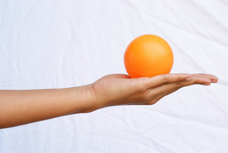 把橙色的球传给了你的手
