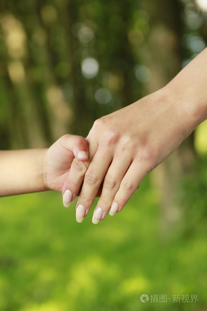 父握着孩子的手