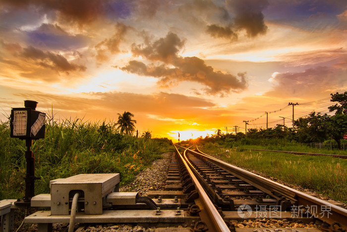 铁路在夕阳的光