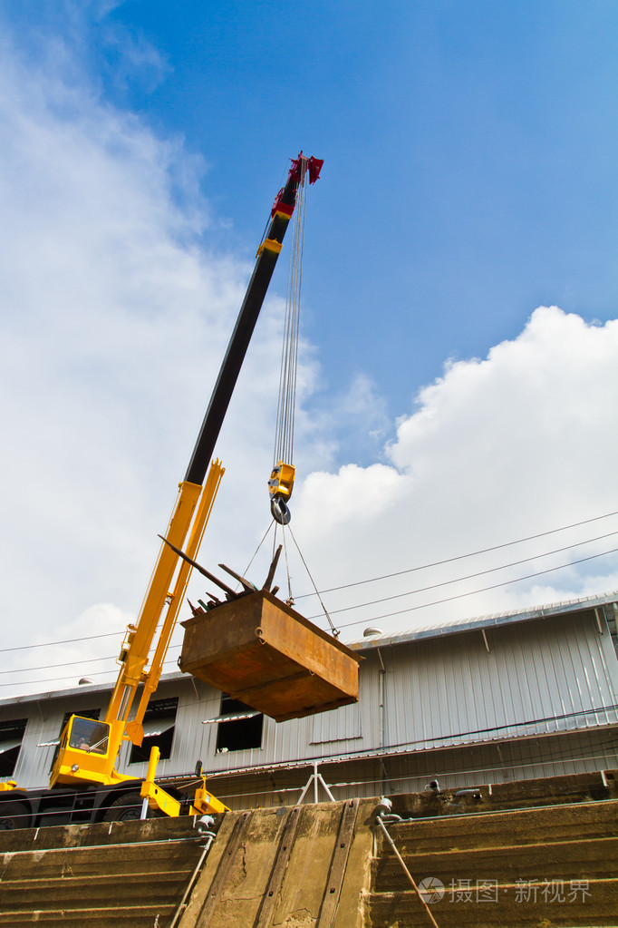 黄色移动式起重机液压热潮引发托盘在干船坞