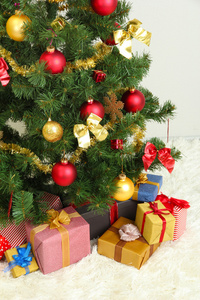 装饰圣诞树用灰色墙上背景上的礼物