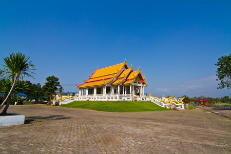 泰国寺和蓝蓝的天空