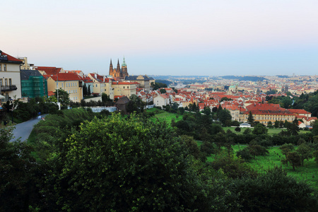 与哥特式城堡日落之后，捷克共和国布拉格