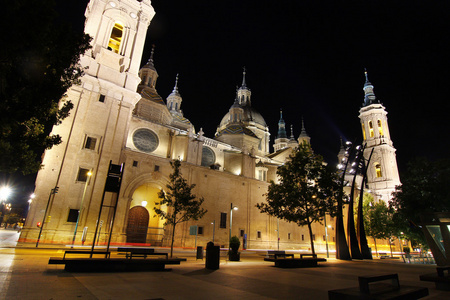 晚上大教堂建于 1681 年在西班牙萨拉戈萨的支柱之女