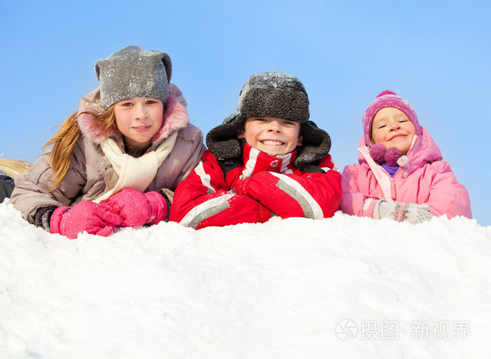 快乐的孩子在冬天