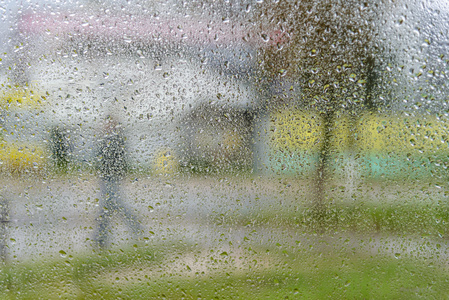 在玻璃上的雨图片