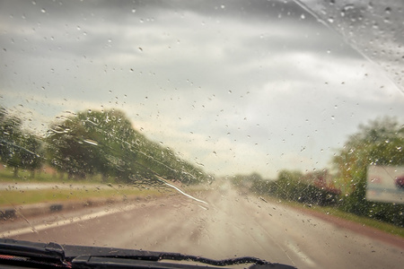 阴雨天气的道路上