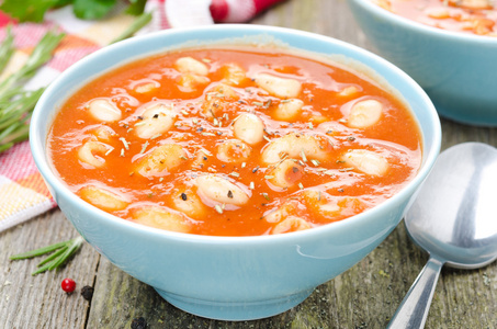 与意大利面 白豆和迷迭香的一碗番茄汤