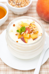 自制酸奶蜂蜜 桃子和坚果 顶视图