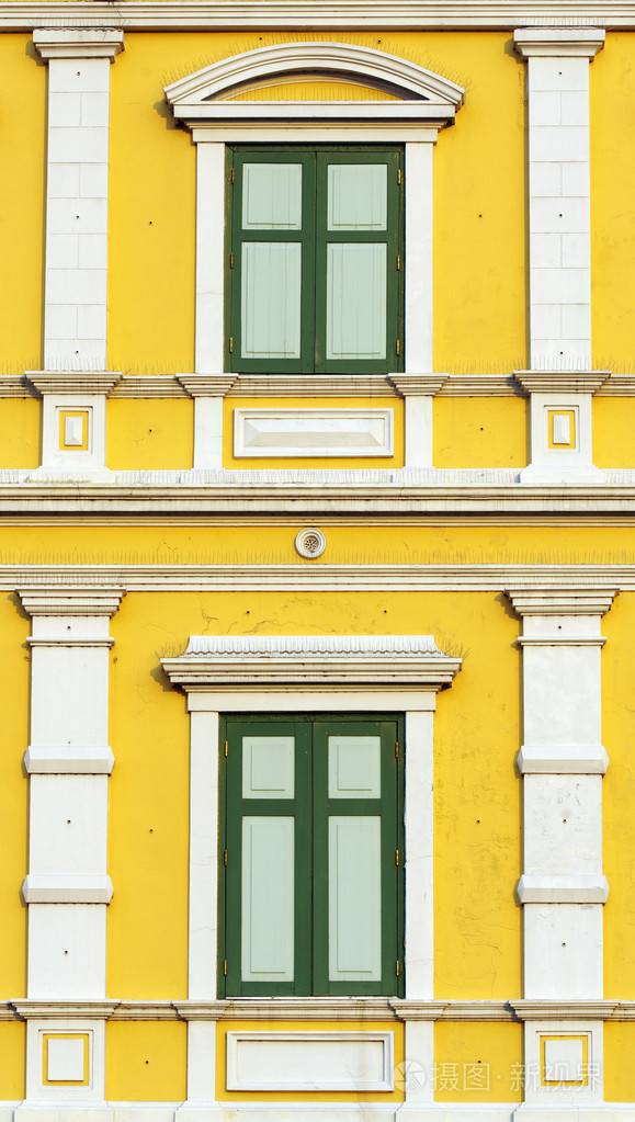 在曼谷泰国的黄色门窗幕墙