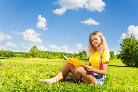 十几岁的女孩在公园里的书