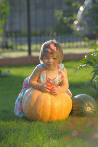 微笑女孩在农场上 pumpking